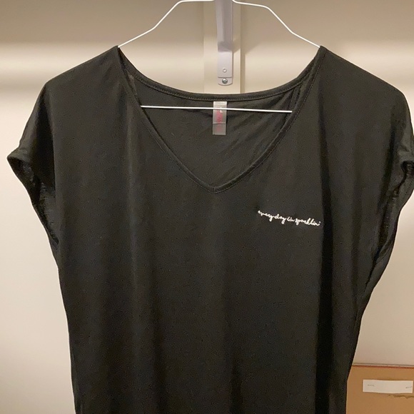 District made drapey short sleeve tee.  Black. - Picture 4 of 7